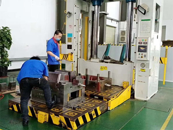 Mould-closing machine